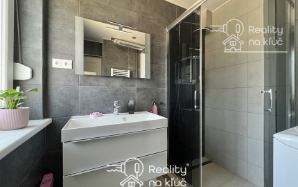 Na predaj moderne zrekonštruovaný 3-izbový byt so záhradkou